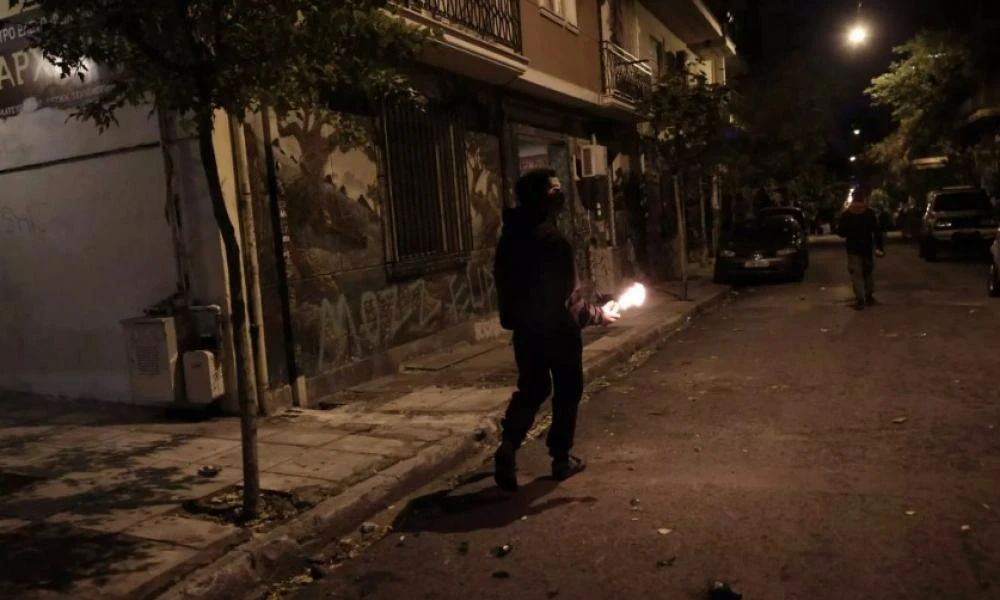 Εξάρχεια: Επίθεση με μολότοφ εναντίον διμοιρίας των ΜΑΤ